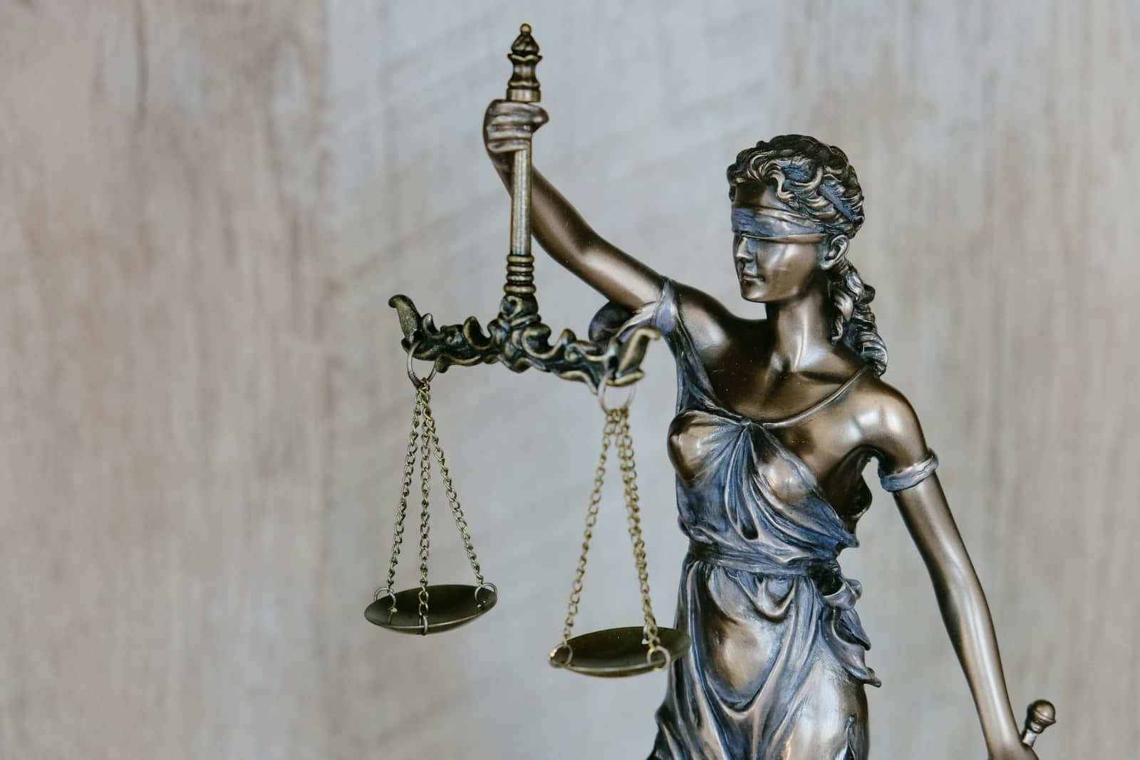Bakırköy hukuk bürosu adalet terazisi ve Themis heykeli detayı